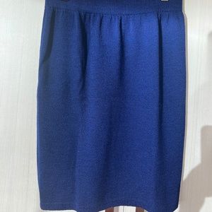 ST JOHN blue knit skit size small. Elastic band.